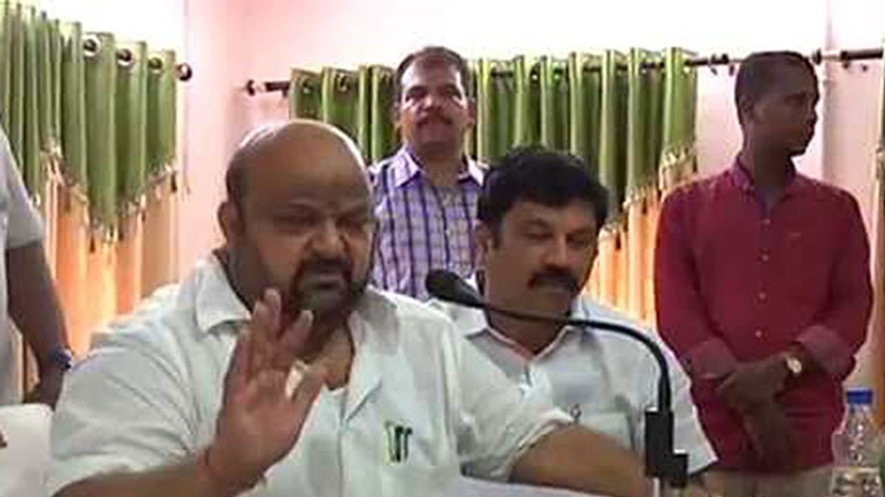 వైశ్యుల జోలికొస్తే కాళ్ళు విరగ్గొట్టండి.. వైశ్యుల జోలికొస్తే కాళ్ళు విరగ్గొట్టండి..