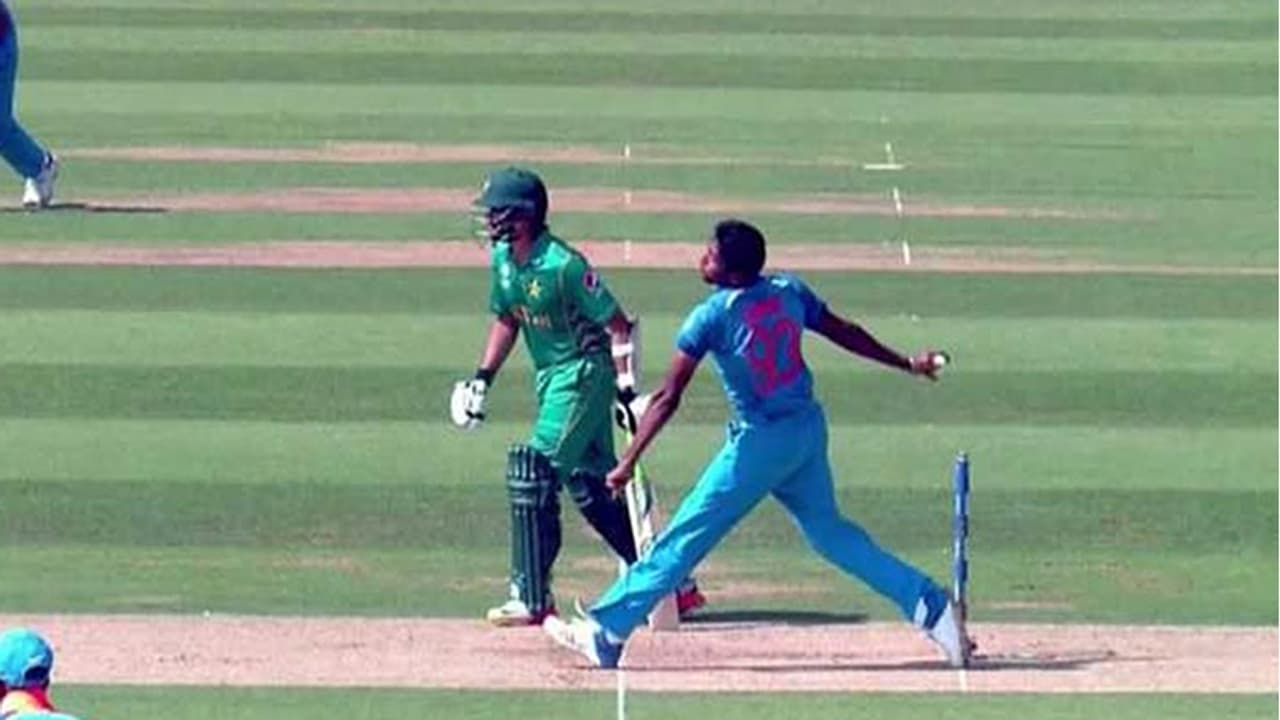 ಇಂಡೋ ಪಾಕ್'ನಲ್ಲೂ ಬೂಮ್ರಾ ನೋ ಬಾಲ್ ಫುಲ್ ಫೇಮಸ್..! ಇಂಡೋ ಪಾಕ್'ನಲ್ಲೂ ಬೂಮ್ರಾ ನೋ ಬಾಲ್ ಫುಲ್ ಫೇಮಸ್..!