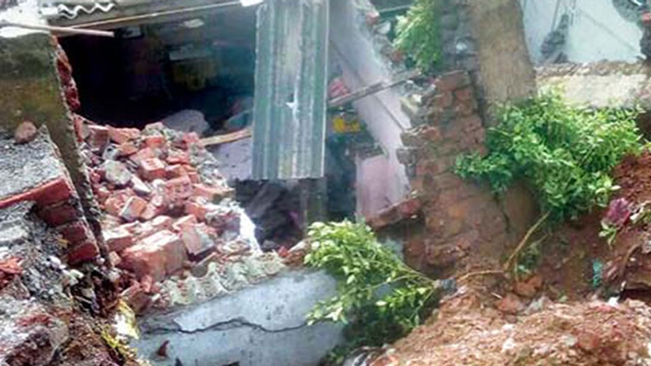 കോഴിക്കോട് വീടിന്റെ മേല്ക്കൂര ഇടിഞ്ഞ് വീണ് 13 പേര്ക്ക് പരിക്ക് കോഴിക്കോട് വീടിന്റെ മേല്ക്കൂര ഇടിഞ്ഞ് വീണ് 13 പേര്ക്ക് പരിക്ക്