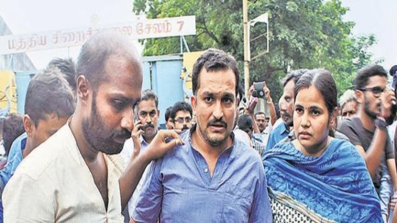 எட்டு வழிச்சாலை திட்டத்தை எதிர்த்தா இந்த கதிதான்!! நேற்று மன்சூர் அலிகான்… இன்று பியூஸ் மானுஷ்!! எட்டு வழிச்சாலை திட்டத்தை எதிர்த்தா இந்த கதிதான்!! நேற்று மன்சூர் அலிகான்… இன்று பியூஸ் மானுஷ்!!