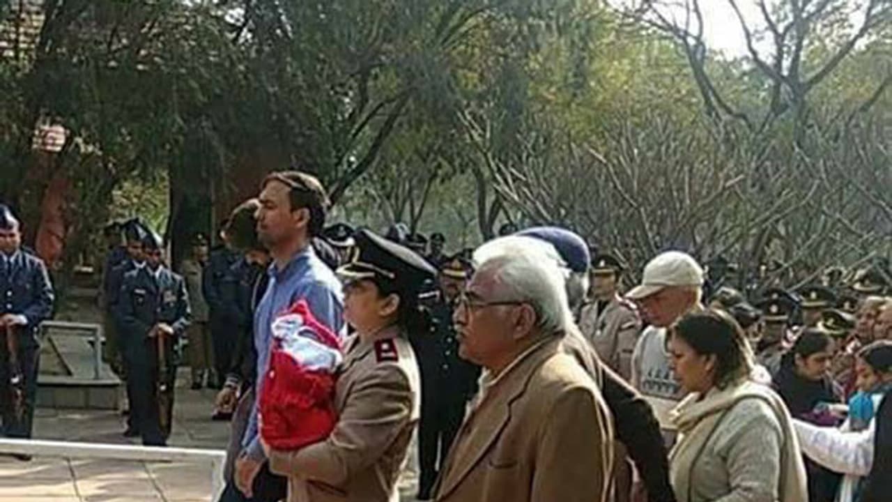 ആ സൈനിക വനിതയ്ക്ക് കൈയ്യടിച്ച് സോഷ്യല് മീഡിയ ആ സൈനിക വനിതയ്ക്ക് കൈയ്യടിച്ച് സോഷ്യല് മീഡിയ