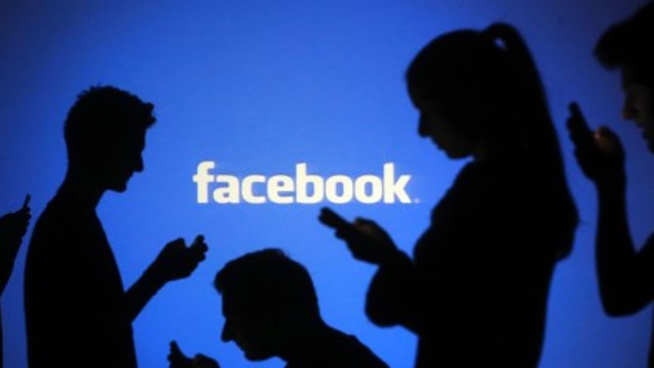 ‘பேஸ்புக்’ காதலால் விபரீதம் – கல்லூரி மாணவியை கொல்ல முயன்ற லாரி டிரைவர் ‘பேஸ்புக்’ காதலால் விபரீதம் – கல்லூரி மாணவியை கொல்ல முயன்ற லாரி டிரைவர்