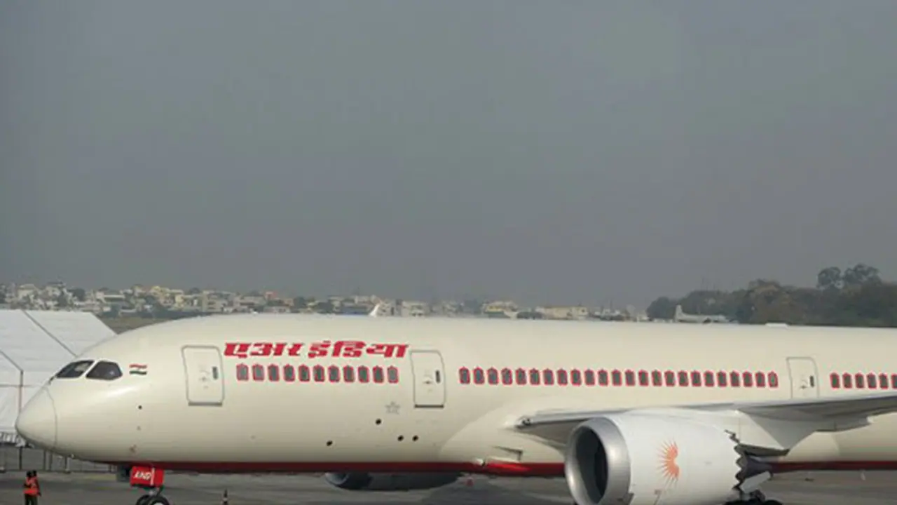 ವೈರಲ್ ವಿಡಿಯೋ: ಏರ್ ಇಂಡಿಯಾ ವಿಮಾನದೊಳಗೆ ಏಸಿ ಕೆಟ್ಟಾಗ...! ವೈರಲ್ ವಿಡಿಯೋ: ಏರ್ ಇಂಡಿಯಾ ವಿಮಾನದೊಳಗೆ ಏಸಿ ಕೆಟ್ಟಾಗ...!