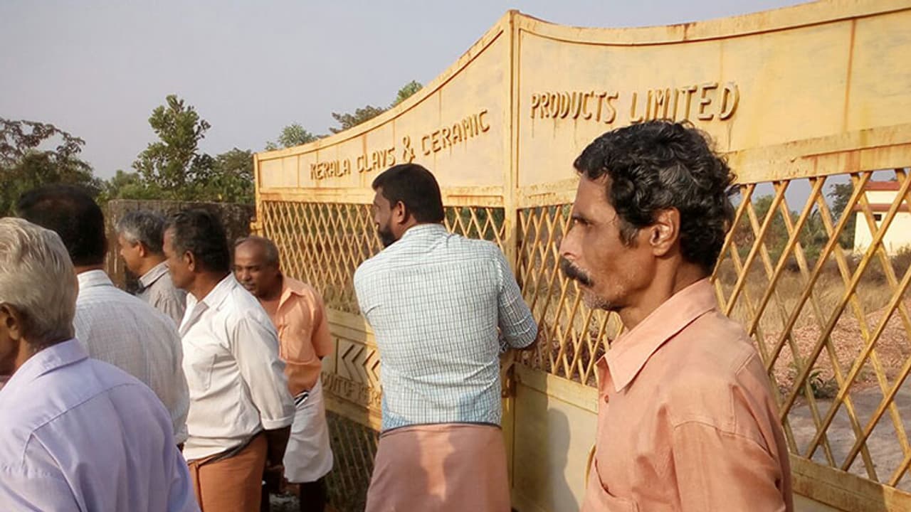 തലയടുക്കം ഖനനം; ഒത്തു തീര്പ്പ് വ്യവസ്ഥകള് പാലിച്ചില്ല കെസിസിപിഎല് ഖനനപ്രദേശം നാട്ടുകാര് വീണ്ടും താഴിട്ടുപൂട്ടി തലയടുക്കം ഖനനം; ഒത്തു തീര്പ്പ് വ്യവസ്ഥകള് പാലിച്ചില്ല കെസിസിപിഎല് ഖനനപ്രദേശം നാട്ടുകാര് വീണ്ടും താഴിട്ടുപൂട്ടി