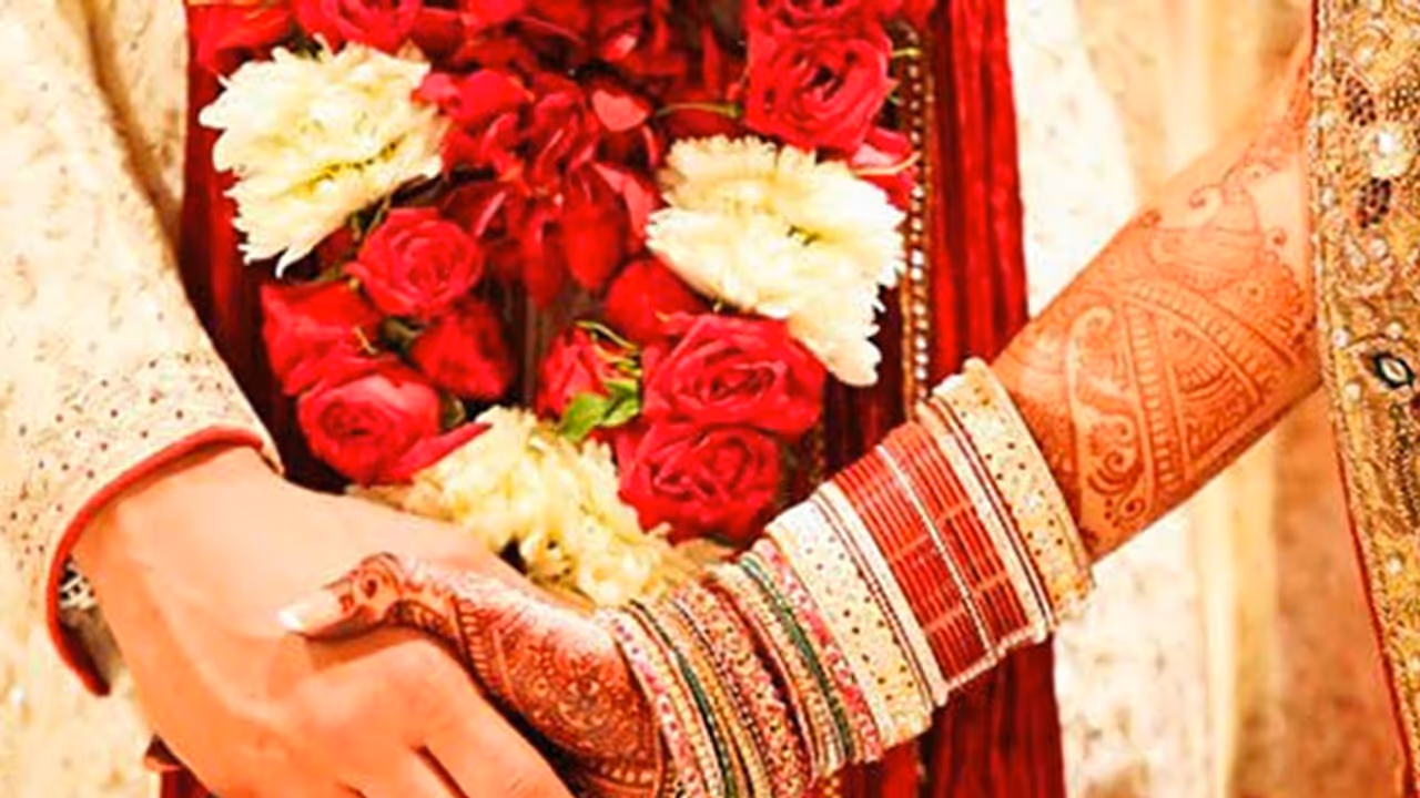 യുവതിയുടെ വിവാഹം ചുറ്റിലും നില്‍ക്കുന്ന പിതാവും സഹോദരങ്ങളും കൈവിലങ്ങില്‍