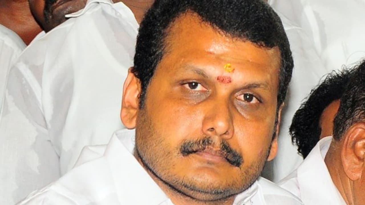 கரூரில் தொடரும் அதிரடி ரெய்டு! பதற்றத்தில் Ex. அமைச்சர்! கரூரில் தொடரும் அதிரடி ரெய்டு! பதற்றத்தில் Ex. அமைச்சர்!