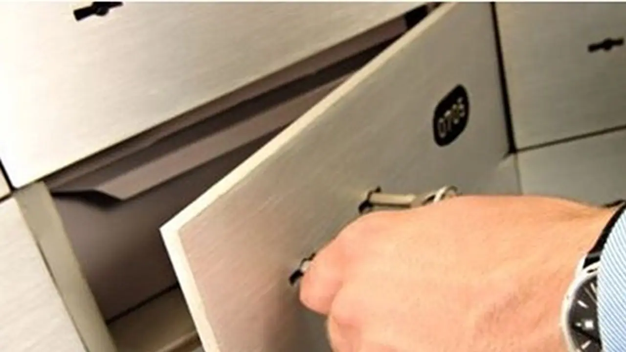 బిడ్డ పెళ్లికి 18 లక్షలు బ్యాంక్ లాకర్‌లో దాచిపెట్టింది.. ఏడాది తర్వాత తెరిస్తే షాక్