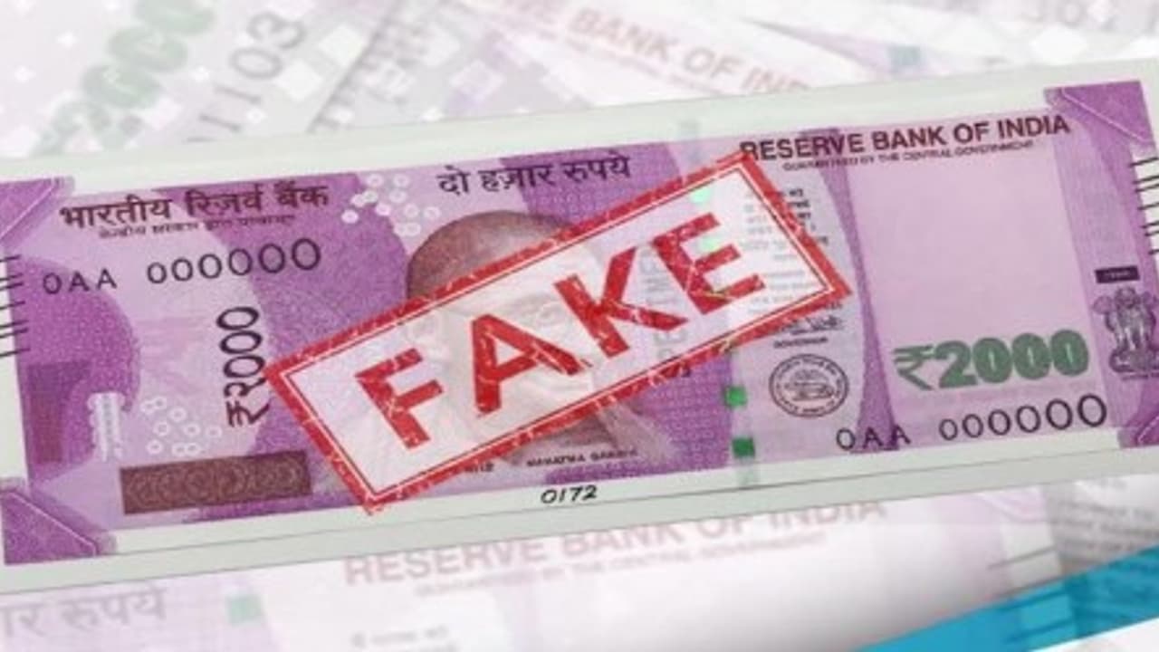 மீன் வியாபாரியிடம் போலி 2000 ரூபாய்த்தாள் கொடுத்து மோசடி வாலிபர்களுக்கு போலீசார் வலை மீன் வியாபாரியிடம் போலி 2000 ரூபாய்த்தாள் கொடுத்து மோசடி வாலிபர்களுக்கு போலீசார் வலை