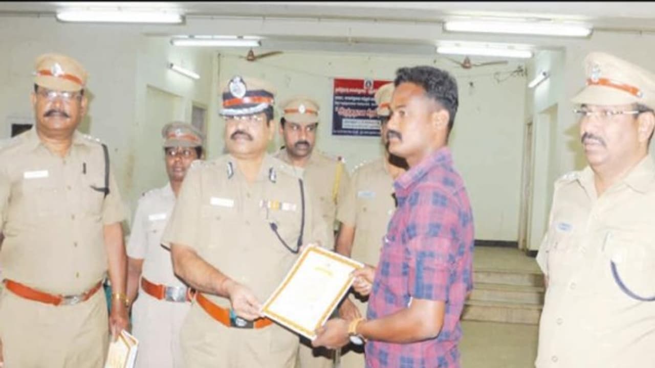 சமூக வலைதளங்களில் தவறான தகவல்களை பரப்புவோர்கள் மீது கடும் நடவடிக்கை போலீஸ் ஐ.ஜி. எச்சரிக்கை... சமூக வலைதளங்களில் தவறான தகவல்களை பரப்புவோர்கள் மீது கடும் நடவடிக்கை போலீஸ் ஐ.ஜி. எச்சரிக்கை...