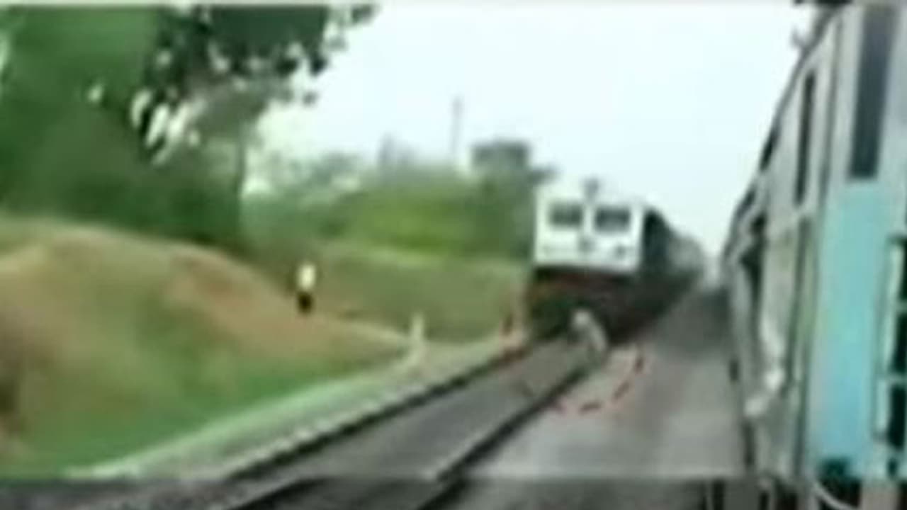 திமுக பிரமுகர்கள் நெருக்கடியால் தற்கொலை..? ரயில் முன் தலையை கொடுத்த யூனியன் பொறியாளர்… திமுக பிரமுகர்கள் நெருக்கடியால் தற்கொலை..? ரயில் முன் தலையை கொடுத்த யூனியன் பொறியாளர்…