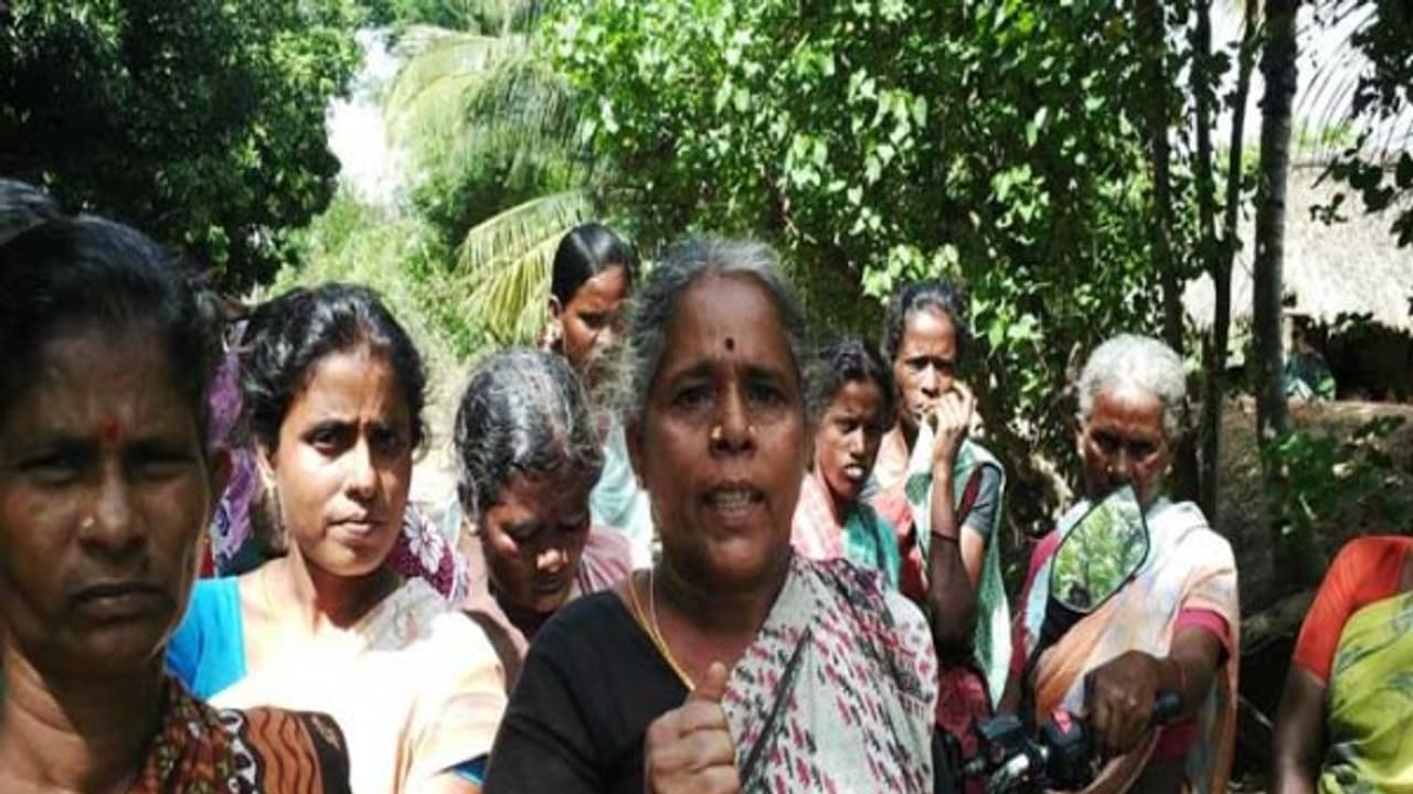 இருக்கிற நிலத்தை பறிச்சிக்கிட்டா 2020 –ல் விவசாயிகளின் வருமானம் எப்படி இரண்டு மடங்காகும்….. மோடியை வறுத்தெடுத்த கிராம பெண்கள் !! இருக்கிற நிலத்தை பறிச்சிக்கிட்டா 2020 –ல் விவசாயிகளின் வருமானம் எப்படி இரண்டு மடங்காகும்….. மோடியை வறுத்தெடுத்த கிராம பெண்கள் !!