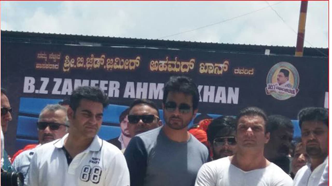 ಜಮೀರ್ ಹುಟ್ಟುಹಬ್ಬಕ್ಕೆ ಬಾಲಿವುಡ್ ತಾರೆಯರ ರಂಗು : ಗೌಡರ ಬಗ್ಗೆ ಅಭಿಮಾನವಿದೆ ಎಂದ ಬಂಡಾಯ ಶಾಸಕ ಜಮೀರ್ ಹುಟ್ಟುಹಬ್ಬಕ್ಕೆ ಬಾಲಿವುಡ್ ತಾರೆಯರ ರಂಗು : ಗೌಡರ ಬಗ್ಗೆ ಅಭಿಮಾನವಿದೆ ಎಂದ ಬಂಡಾಯ ಶಾಸಕ