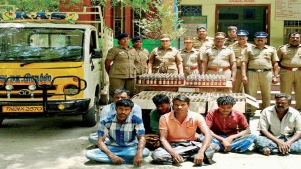 வேனில் போலி சாராய பாட்டில்களை கடத்திவந்த அறுவர் கைது; மொத்தம் 580 சாராய பாட்டில்கள்… வேனில் போலி சாராய பாட்டில்களை கடத்திவந்த அறுவர் கைது; மொத்தம் 580 சாராய பாட்டில்கள்…