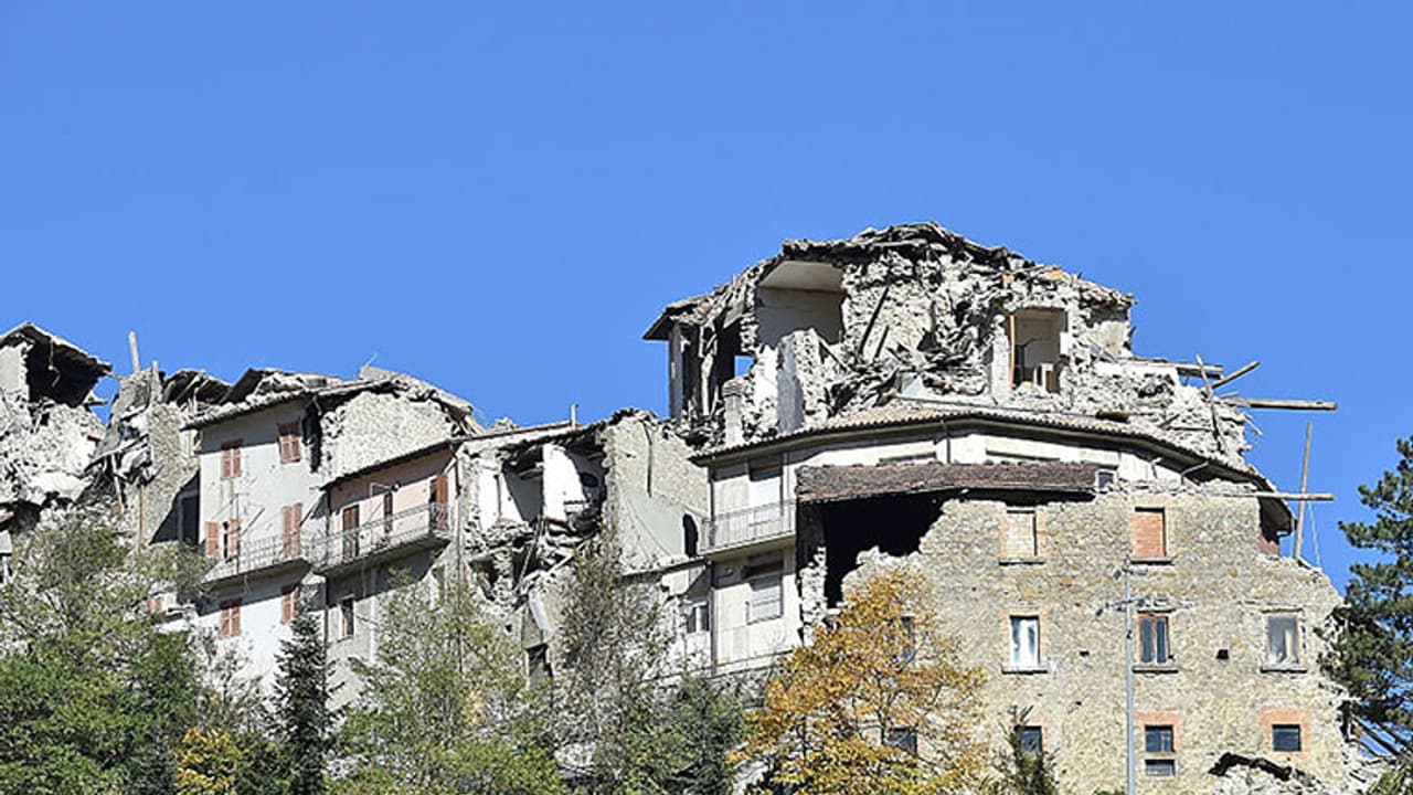 Powerful quake shakes Italy, topples Benedictine cathedral Powerful quake shakes Italy, topples Benedictine cathedral