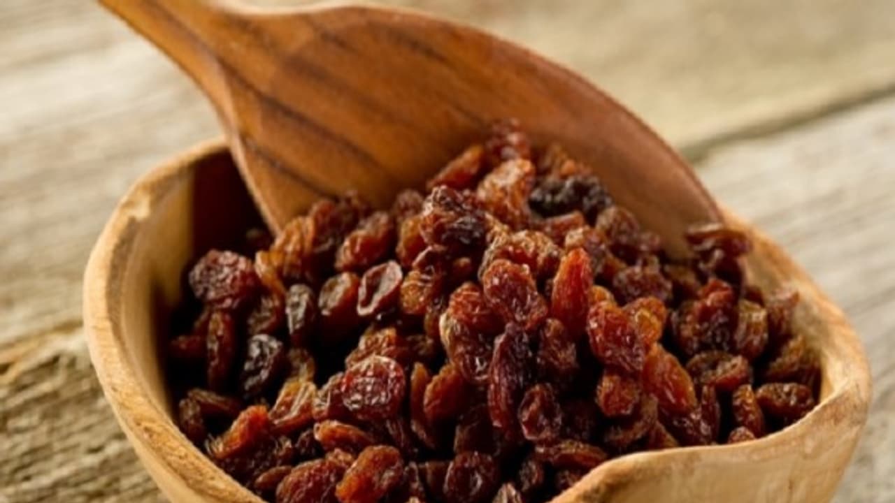 உலர்ந்த திராட்சையை சாப்பிட சொல்லி டாக்டர்கள் அறிவுறுத்த இதுதான் காரணம்... உலர்ந்த திராட்சையை சாப்பிட சொல்லி டாக்டர்கள் அறிவுறுத்த இதுதான் காரணம்...