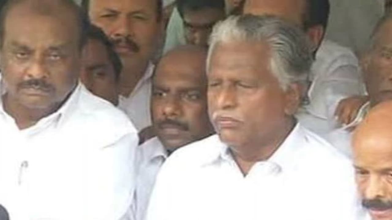 "கோரிக்கையை ஏற்றால் பேச்சு....! இல்லைனா போச்சு" கொந்தளிக்கும் கே.பி.முனுசாமி "கோரிக்கையை ஏற்றால் பேச்சு....! இல்லைனா போச்சு" கொந்தளிக்கும் கே.பி.முனுசாமி