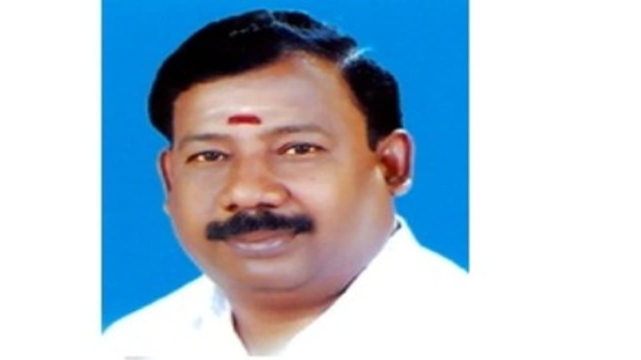 இரண்டு மணி நேரத்துக்கு ஒரு எம்.எல்.ஏ.வுக்கு கொரோனா... திமுக அதிமுக என பாரபட்சம் காட்டாமல் தாக்கும் கொடூரம்..! இரண்டு மணி நேரத்துக்கு ஒரு எம்.எல்.ஏ.வுக்கு கொரோனா... திமுக அதிமுக என பாரபட்சம் காட்டாமல் தாக்கும் கொடூரம்..!