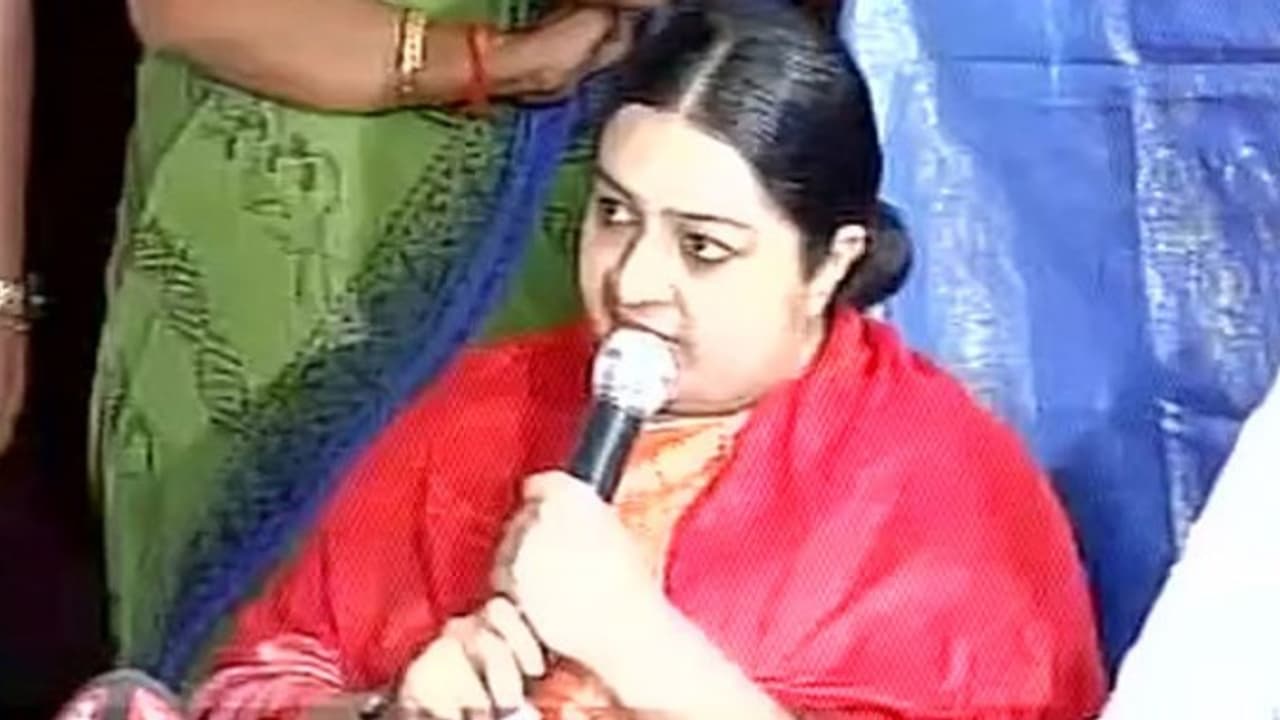 "போக வேண்டிய இடத்துக்குதான் போகிறார் சசிகலா" ஜெ.தீபா "மகிழ்ச்சி" "போக வேண்டிய இடத்துக்குதான் போகிறார் சசிகலா" ஜெ.தீபா "மகிழ்ச்சி"