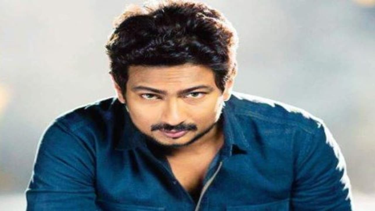 விரதம் எடுத்து, காலில் செருப்பு போடாமல் அம்மன் சிலையை தூக்கி கொண்டு கிராமத்தையே சுத்தி வந்த உதயநிதி... விரதம் எடுத்து, காலில் செருப்பு போடாமல் அம்மன் சிலையை தூக்கி கொண்டு கிராமத்தையே சுத்தி வந்த உதயநிதி...