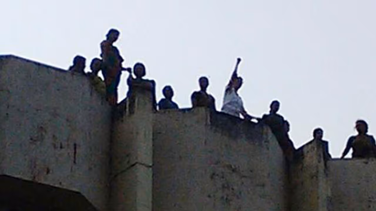 മന്ത്രി വി എസ് സുനില് കുമാറിന്റെ ഓഫീസ് കെട്ടിടത്തിനു മുകളില് കയറി ആത്മഹത്യാ ഭീഷണി മന്ത്രി വി എസ് സുനില് കുമാറിന്റെ ഓഫീസ് കെട്ടിടത്തിനു മുകളില് കയറി ആത്മഹത്യാ ഭീഷണി