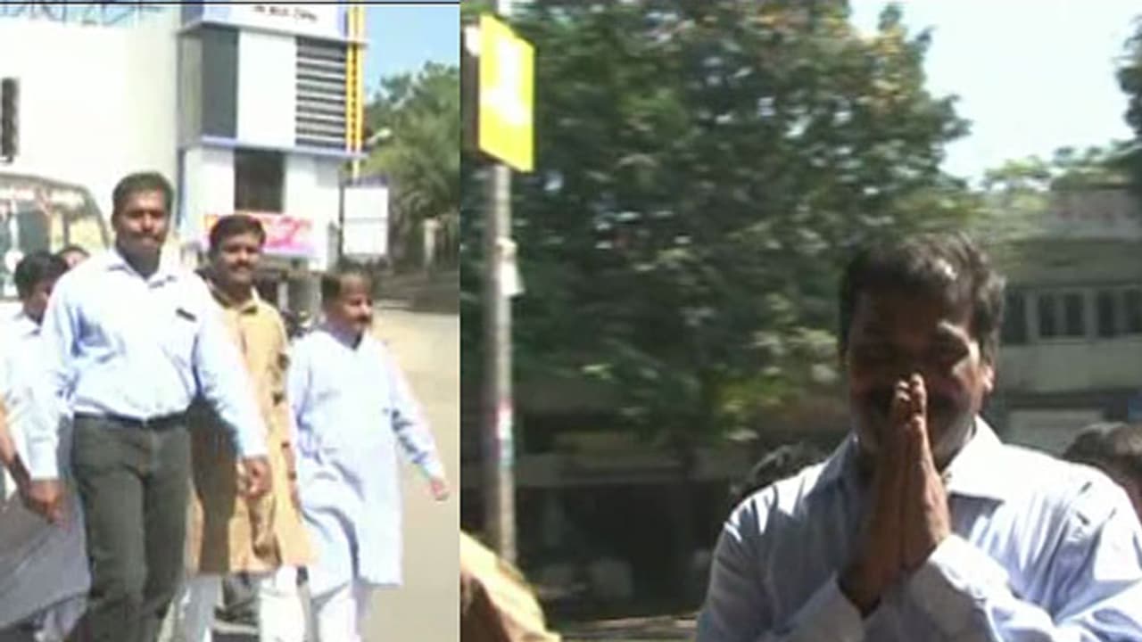 ವೃತ್ತಿಗಿಂತಲೂ ಜನಜಾಗೃತಿ ಮುಖ್ಯ: ಮದ್ಯದ ವಿರುದ್ಧ ಅಬಕಾರಿ ನಿರೀಕ್ಷಕನ ಪಾದಯಾತ್ರೆ ವೃತ್ತಿಗಿಂತಲೂ ಜನಜಾಗೃತಿ ಮುಖ್ಯ: ಮದ್ಯದ ವಿರುದ್ಧ ಅಬಕಾರಿ ನಿರೀಕ್ಷಕನ ಪಾದಯಾತ್ರೆ