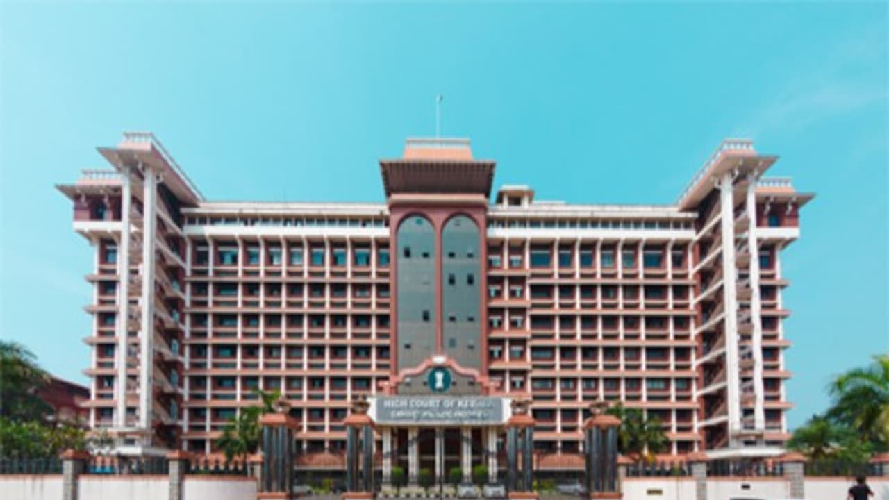 குழந்தைக்கு பெயர் வைப்பதற்கெல்லாம் வழக்கா? பிரச்சனையை நீதிபதி எப்படி தீர்த்து வச்சாரு பாருங்க!! குழந்தைக்கு பெயர் வைப்பதற்கெல்லாம் வழக்கா? பிரச்சனையை நீதிபதி எப்படி தீர்த்து வச்சாரு பாருங்க!!