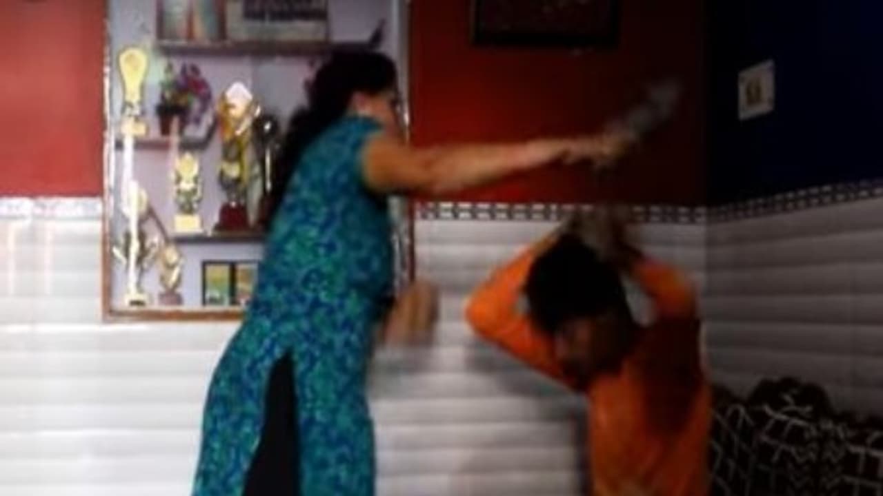 தோழியை கர்ப்பமாக்கியதாக தாயிடம் கூறிய 16 வயது மகன் செருப்படி வாங்கிய சம்பவம்..! தோழியை கர்ப்பமாக்கியதாக தாயிடம் கூறிய 16 வயது மகன் செருப்படி வாங்கிய சம்பவம்..!