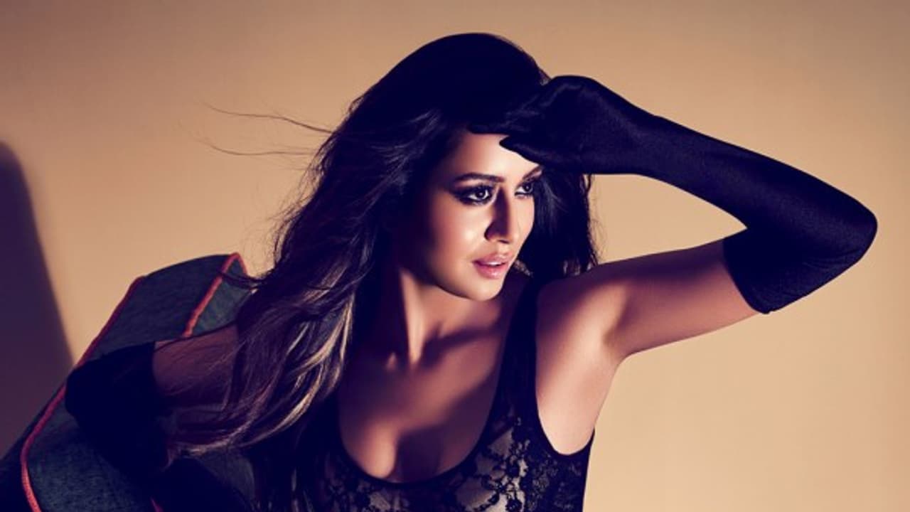 Actress and Big Boss contestant Raiza Wilson takes selfie in bathroom, sets internet on fire Actress and Big Boss contestant Raiza Wilson takes selfie in bathroom, sets internet on fire