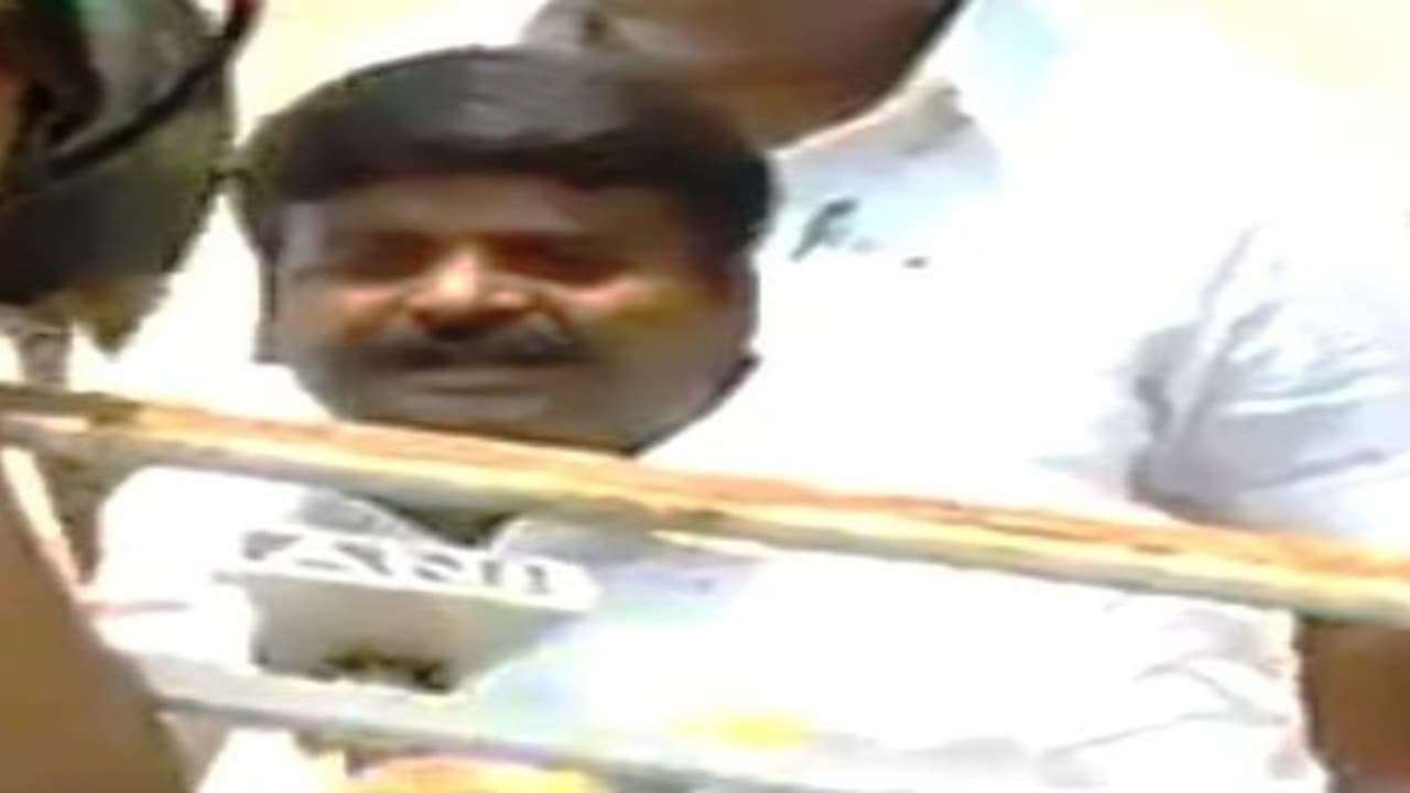 எவ்ளோ கொடுத்த...எவ்ளோ கொடுத்த...? கேள்வி கேட்டே துன்புறுத்துராங்க ..புலம்பும் விஜயபாஸ்கர் எவ்ளோ கொடுத்த...எவ்ளோ கொடுத்த...? கேள்வி கேட்டே துன்புறுத்துராங்க ..புலம்பும் விஜயபாஸ்கர்