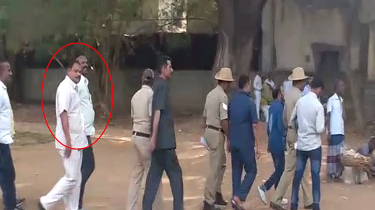 ಬ್ಲ್ಯಾಕ್'ಮೇಲ್ ಆರೋಪ: ಜನಶ್ರೀ ಚಾನಲ್'ನ ಸಿಇಒ ಮತ್ತಿತರರು ಸೆರೆ ಬ್ಲ್ಯಾಕ್'ಮೇಲ್ ಆರೋಪ: ಜನಶ್ರೀ ಚಾನಲ್'ನ ಸಿಇಒ ಮತ್ತಿತರರು ಸೆರೆ