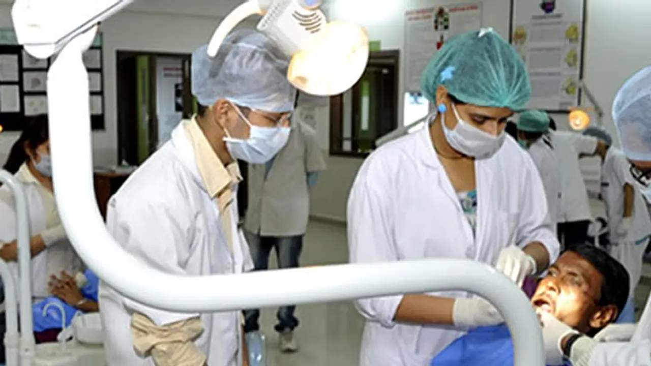 ದಂತ ವೈದ್ಯರೆಂದರೆ ನೋವು ಮಾಡುವವರಲ್ಲ, ನಗು ಅರಳಿಸುವವರು ದಂತ ವೈದ್ಯರೆಂದರೆ ನೋವು ಮಾಡುವವರಲ್ಲ, ನಗು ಅರಳಿಸುವವರು