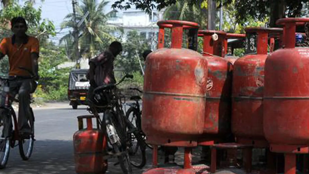 ഇരുമ്പനത്തെ ഐഒസി സമരം: ചര്ച്ചയില് തീരുമാനമായില്ല ഇരുമ്പനത്തെ ഐഒസി സമരം: ചര്ച്ചയില് തീരുമാനമായില്ല
