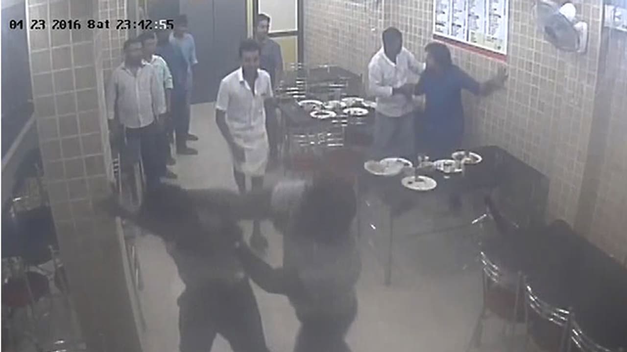 ഹോട്ടലില് ഭക്ഷണം കഴിക്കാനെത്തിയ ടെക്കികള്ക്ക് ക്രൂരമര്ദ്ദനം; സിസിടിവി ദൃശ്യങ്ങള് പുറത്ത് ഹോട്ടലില് ഭക്ഷണം കഴിക്കാനെത്തിയ ടെക്കികള്ക്ക് ക്രൂരമര്ദ്ദനം; സിസിടിവി ദൃശ്യങ്ങള് പുറത്ത്