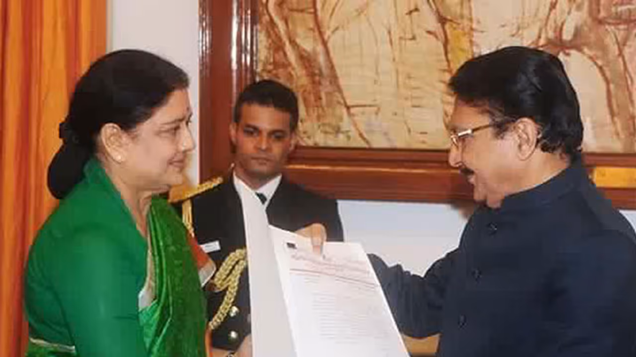 Sasikala warns Panneerselvam, seeks appointment to meet Governor Sasikala warns Panneerselvam, seeks appointment to meet Governor