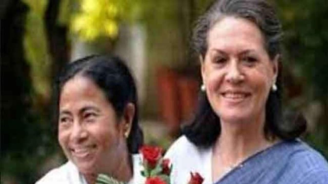 பாஜகவை மூட்டை கட்டி வீட்டுக்கு அனுப்ப வேண்டும்…. சோனியாவை சந்தித்த பின் மம்தா உறுதி… பாஜகவை மூட்டை கட்டி வீட்டுக்கு அனுப்ப வேண்டும்…. சோனியாவை சந்தித்த பின் மம்தா உறுதி…