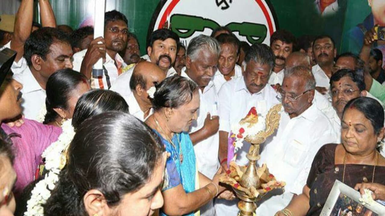 ஓபிஎஸ் அணியின் பரபரப்பான தேர்தல் அறிக்கை 108 அம்சங்களுடன் வெளியீடு ஓபிஎஸ் அணியின் பரபரப்பான தேர்தல் அறிக்கை 108 அம்சங்களுடன் வெளியீடு