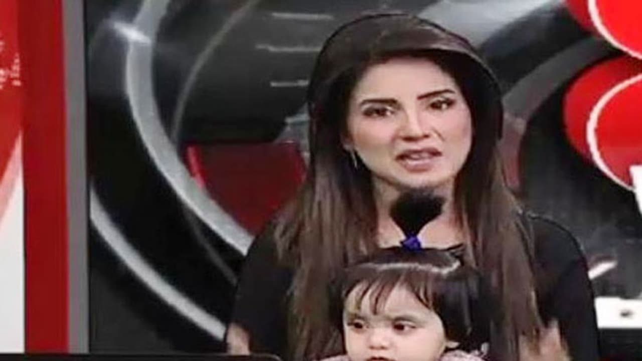 എഴുവയസുകാരിയായ ബലാത്സംഗം ചെയ്ത സംഭവം; വേറിട്ട പ്രതിഷേധവുമായി അവതാരക എഴുവയസുകാരിയായ ബലാത്സംഗം ചെയ്ത സംഭവം; വേറിട്ട പ്രതിഷേധവുമായി അവതാരക