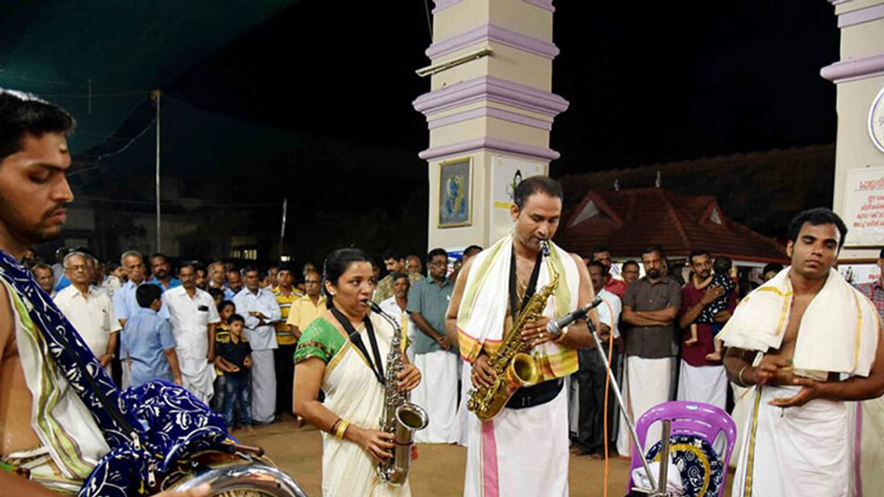 ഉത്സവം കൊഴുപ്പിക്കാന് സാക്സോഫോണിസ്റ്റുകളായ ദമ്പതിമാര് ഉത്സവം കൊഴുപ്പിക്കാന് സാക്സോഫോണിസ്റ്റുകളായ ദമ്പതിമാര്