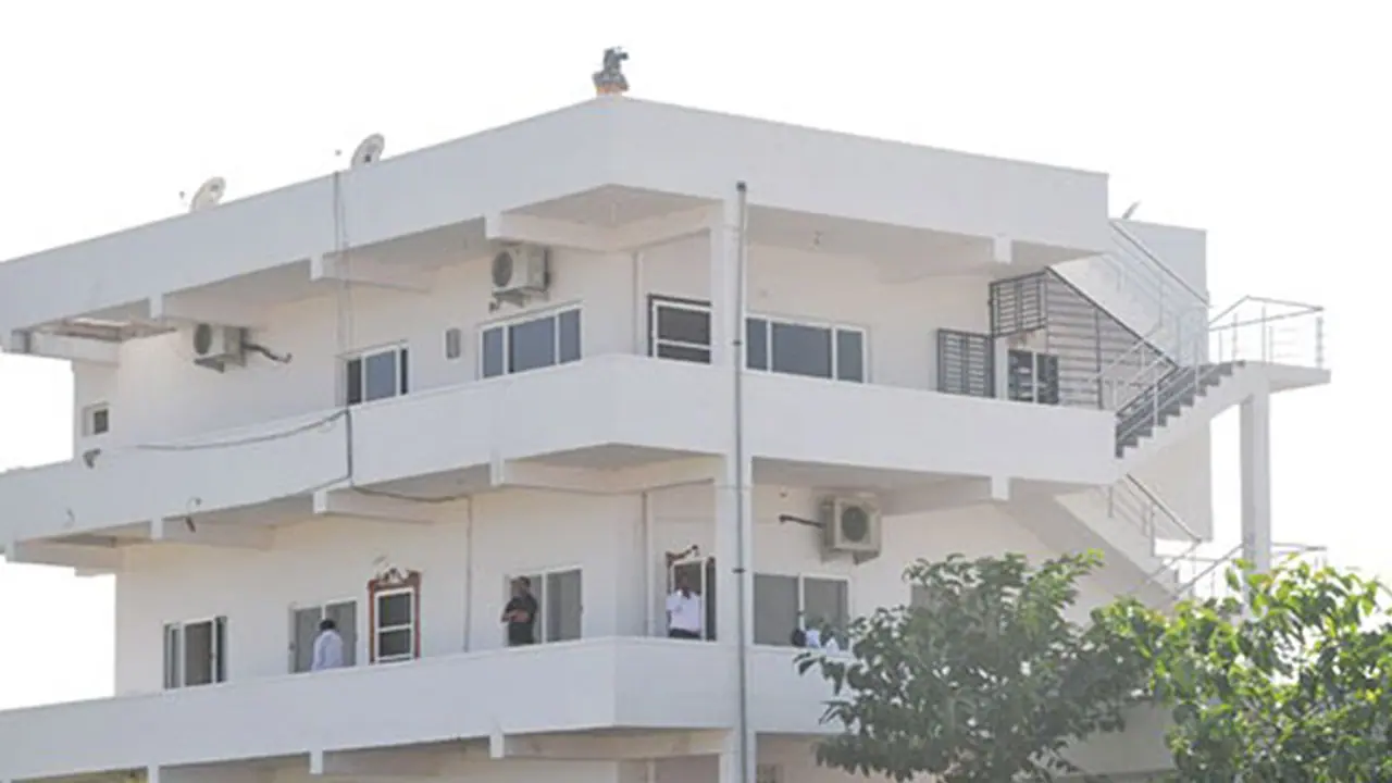 కేసీఆర్ ఫామ్ హౌస్ పై దాడి చేయబోతున్నాం...: మధు యాష్కి సంచలనం కేసీఆర్ ఫామ్ హౌస్ పై దాడి చేయబోతున్నాం...: మధు యాష్కి సంచలనం