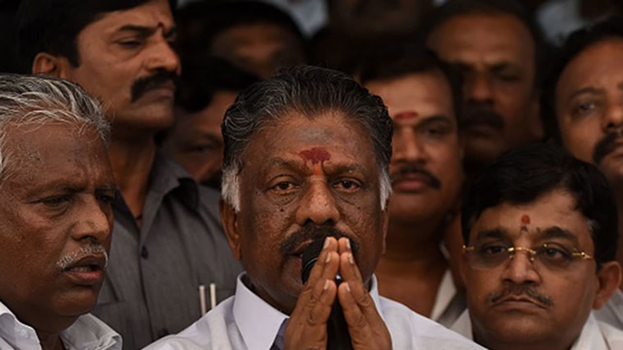 Stones pelted at Panneerselvam's car in Theni district Stones pelted at Panneerselvam's car in Theni district