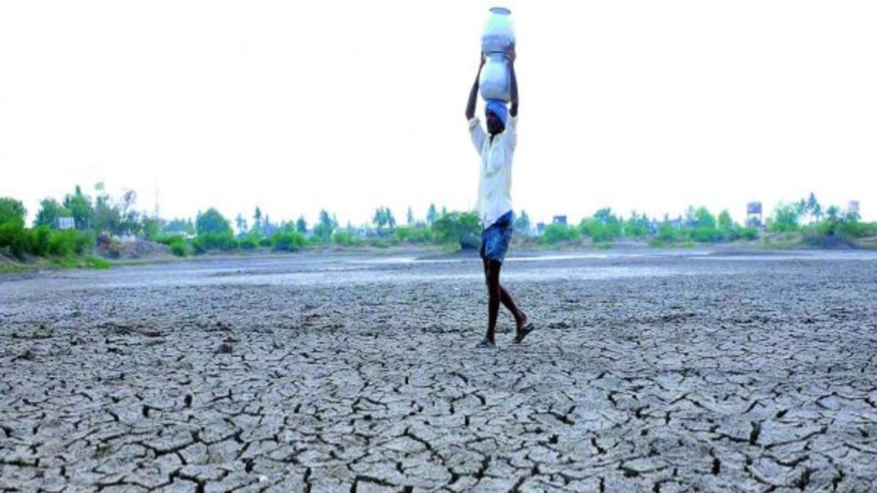 இரண்டு மாதங்களாக குடிநீர் இல்லாததால் கிராம மக்கள் அவதி; தண்ணீர் கேட்டு பெண்கள் முற்றுகை... இரண்டு மாதங்களாக குடிநீர் இல்லாததால் கிராம மக்கள் அவதி; தண்ணீர் கேட்டு பெண்கள் முற்றுகை...