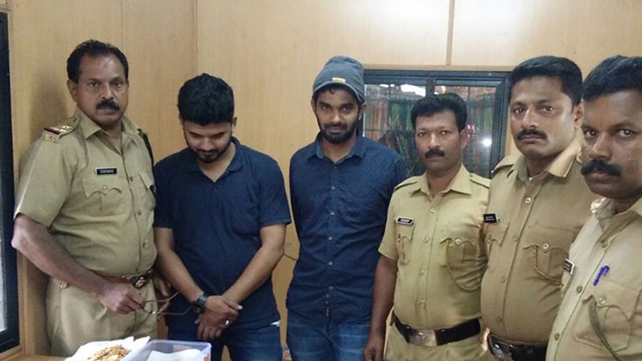 92 ലക്ഷം രൂപയുടെ സ്വര്ണ്ണവുമായി യുവാക്കള് പിടിയില് 92 ലക്ഷം രൂപയുടെ സ്വര്ണ്ണവുമായി യുവാക്കള് പിടിയില്