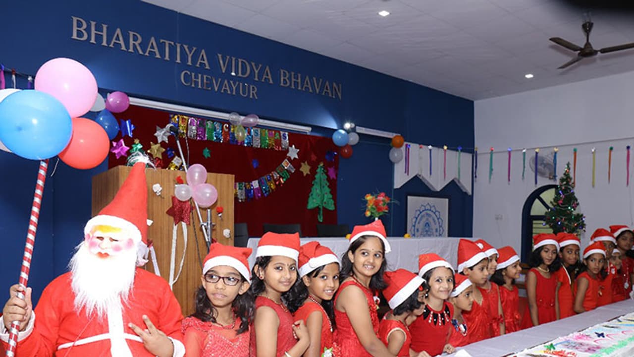 ഭീമന് കേക്കുണ്ടാക്കി സ്കൂളില് ക്രിസ്മസ് ആഘോഷം ഭീമന് കേക്കുണ്ടാക്കി സ്കൂളില് ക്രിസ്മസ് ആഘോഷം