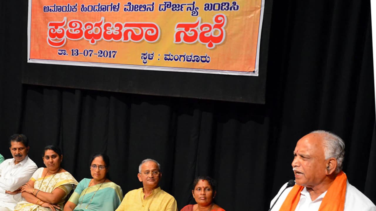 ಕಲ್ಲಡ್ಕ ಪ್ರಭಾಕರ ಭಟ್ರನ್ನು ಬಂಧಿಸಿದರೆ ಇಡೀ ರಾಜ್ಯಕ್ಕೆ ಬೆಂಕಿ ಹತ್ಕೊಳ್ಳುತ್ತೆ: ಬಿಎಸ್'ವೈ ಎಚ್ಚರಿಕೆ ಕಲ್ಲಡ್ಕ ಪ್ರಭಾಕರ ಭಟ್ರನ್ನು ಬಂಧಿಸಿದರೆ ಇಡೀ ರಾಜ್ಯಕ್ಕೆ ಬೆಂಕಿ ಹತ್ಕೊಳ್ಳುತ್ತೆ: ಬಿಎಸ್'ವೈ ಎಚ್ಚರಿಕೆ