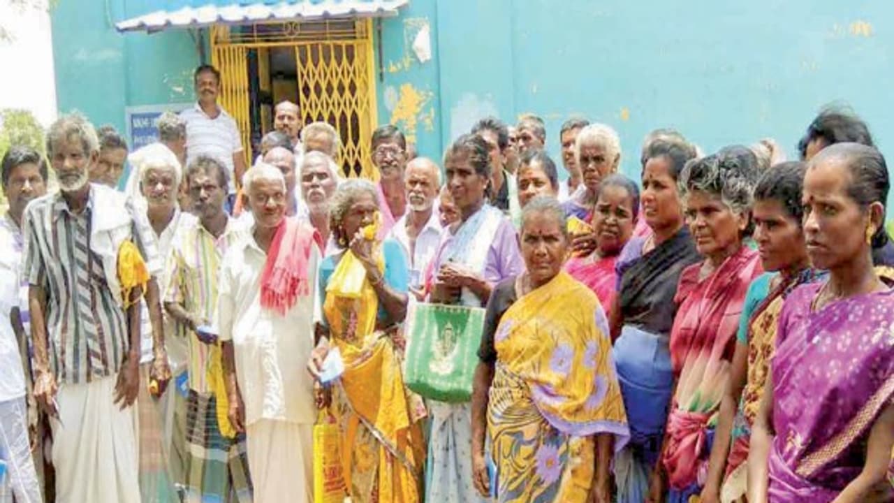 பயிர் இழப்பீட்டு தொகை ரூ.22 ஆயிரம்; ஆனால், தருவது ரூ.5 ஆயிரம் மட்டுமே; முழு தொகை தருமாறு விவசாயிகள் வலியுறுத்தல்… பயிர் இழப்பீட்டு தொகை ரூ.22 ஆயிரம்; ஆனால், தருவது ரூ.5 ஆயிரம் மட்டுமே; முழு தொகை தருமாறு விவசாயிகள் வலியுறுத்தல்…