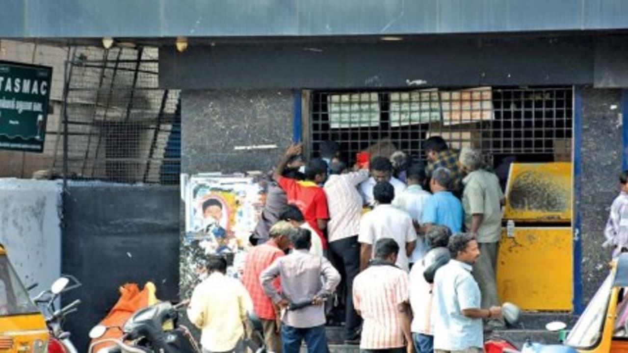 மதுக்கடைக்கு எதிராக கிராம சபை தீர்மானம் செல்லாது – உயர்நீதிமன்றம் அதிரடி... மதுக்கடைக்கு எதிராக கிராம சபை தீர்மானம் செல்லாது – உயர்நீதிமன்றம் அதிரடி...