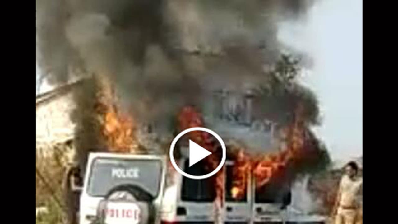 ఆంధ్రా మంత్రి చినరాజప్పకు తప్పిన ముప్పు (వీడియో) ఆంధ్రా మంత్రి చినరాజప్పకు తప్పిన ముప్పు (వీడియో)