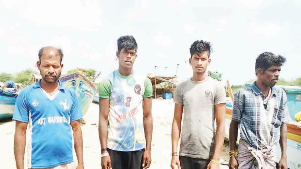 தடைக்காலம் முடிந்து கடலுக்கு சென்ற மீனவர்கள் மீது தாக்குதல்; மீன்களை பிடுங்கிக் கொண்டு இலங்கை கடற்படையினர் அட்டூழியம்... தடைக்காலம் முடிந்து கடலுக்கு சென்ற மீனவர்கள் மீது தாக்குதல்; மீன்களை பிடுங்கிக் கொண்டு இலங்கை கடற்படையினர் அட்டூழியம்...