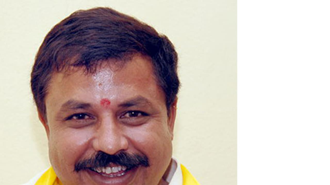 జగన్ పై సొంత సోదరికే నమ్మకంలేదు... చింతమనేని జగన్ పై సొంత సోదరికే నమ్మకంలేదు... చింతమనేని