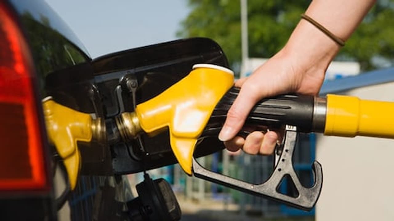 കായംകുളം പെട്രോൾ പമ്പിൽ തർക്കം; രണ്ടു പേർക്ക് കുത്തേറ്റു കായംകുളം പെട്രോൾ പമ്പിൽ തർക്കം; രണ്ടു പേർക്ക് കുത്തേറ്റു